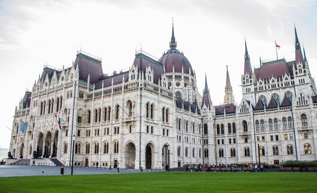 Home At Parliament Budapest Exterior foto